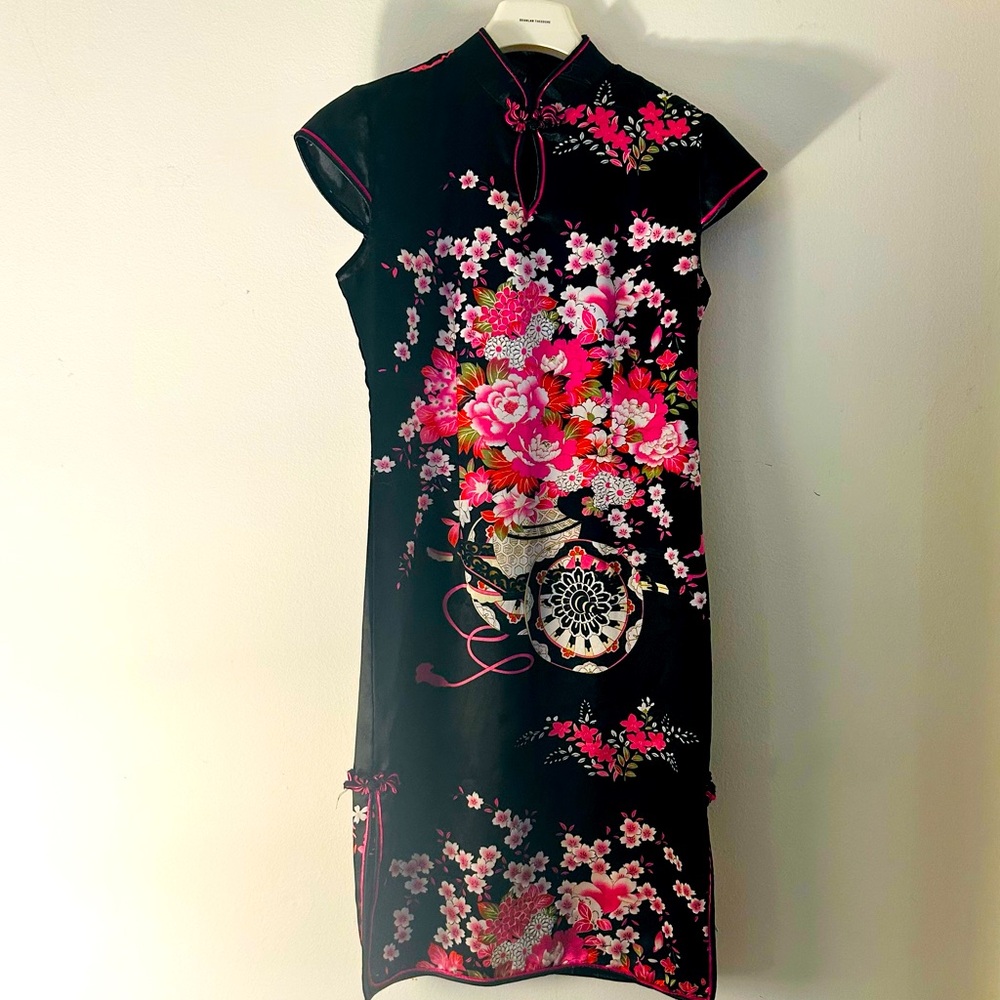 Silver dragon Vintage dress. Size 2-4 silk